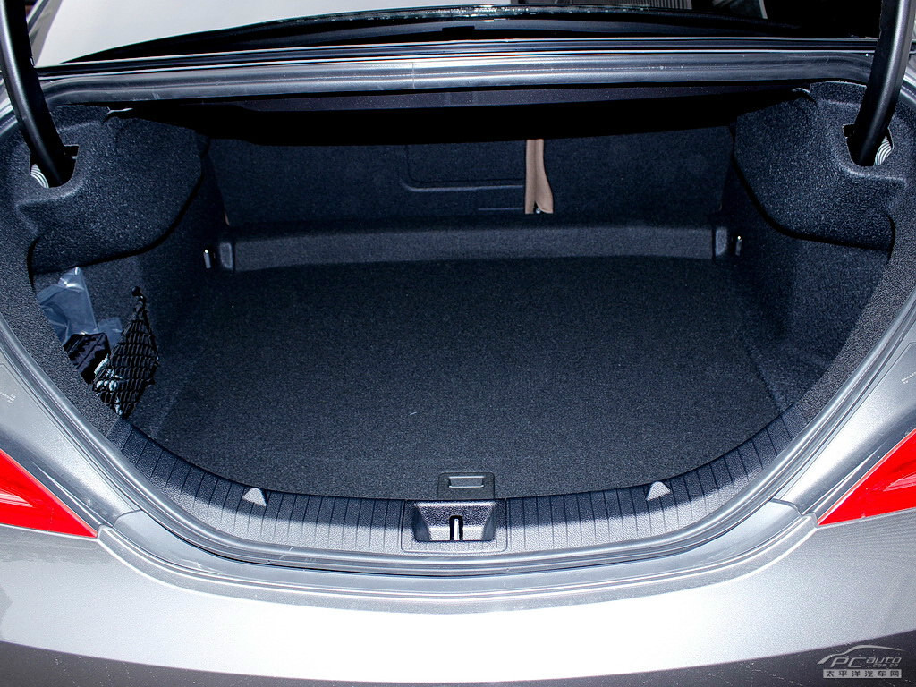 奔馳CLA級(jí)空間高清大圖