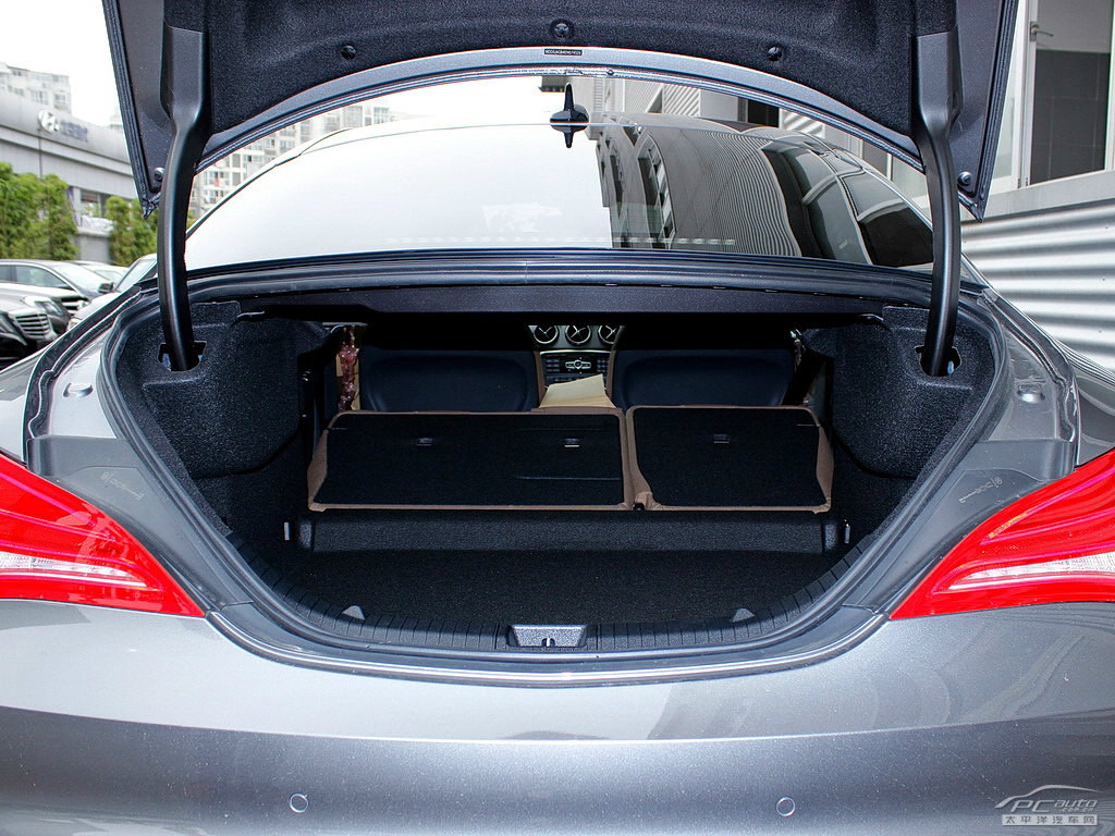 奔馳CLA級(jí)空間高清大圖