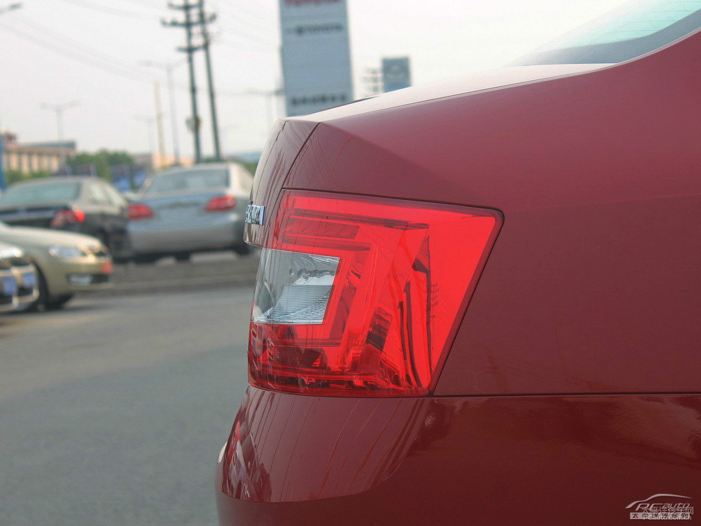 烈焰紅明銳車尾外觀圖片