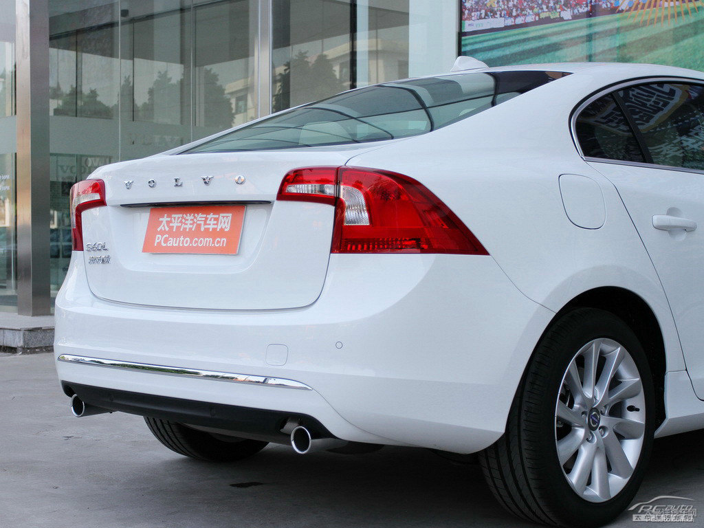 水晶白沃爾沃S60車尾外觀圖片