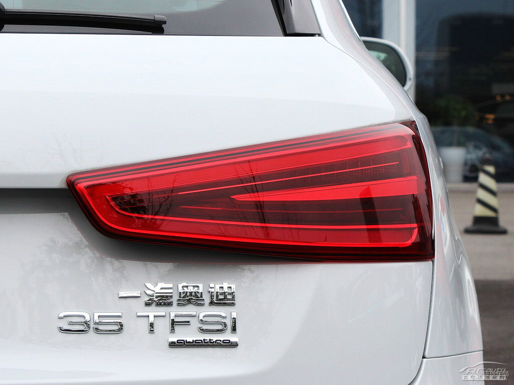 冰川白奧迪Q3車尾外觀圖片