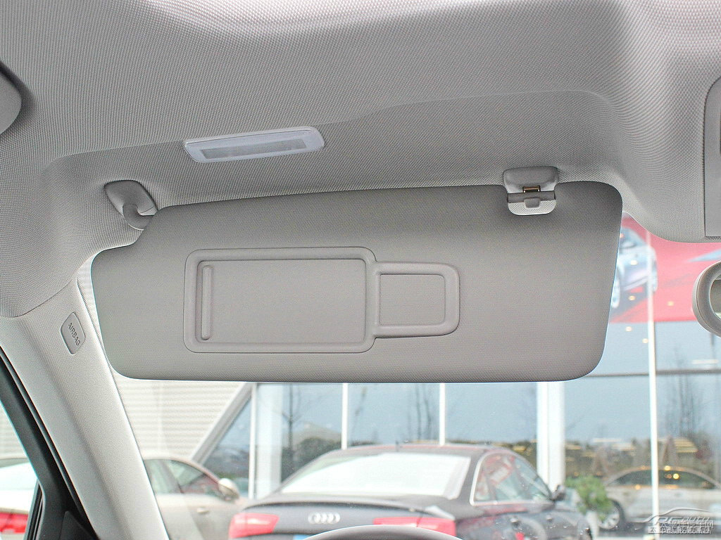 冰川白奧迪Q3車廂內(nèi)飾圖片