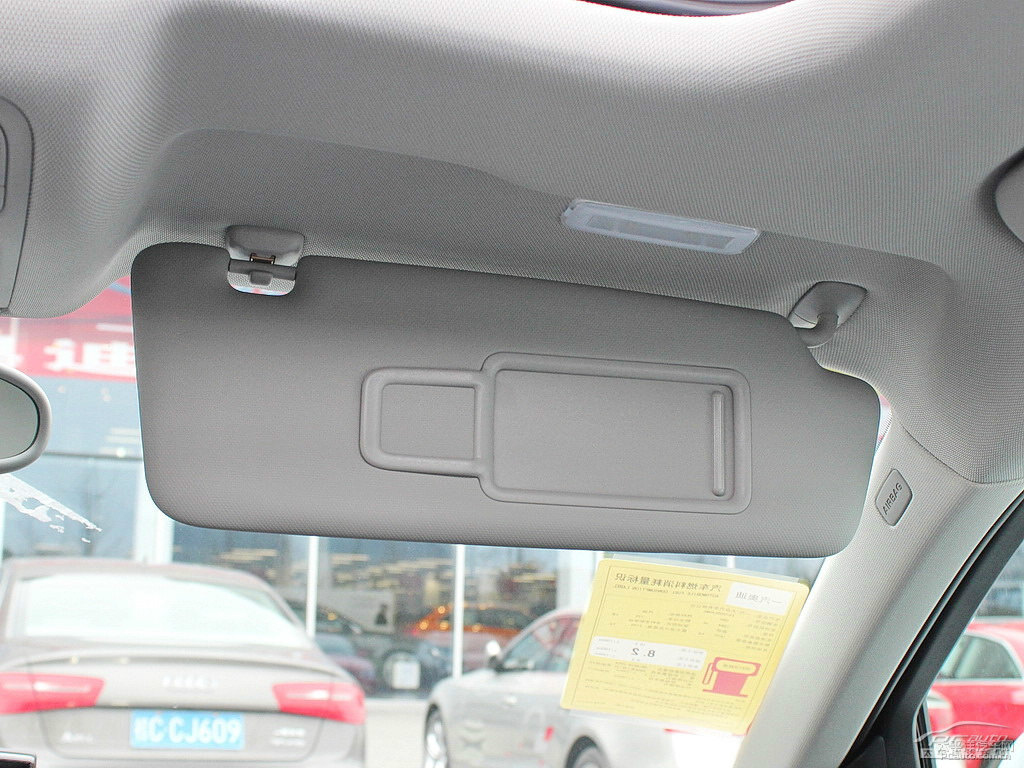 冰川白奧迪Q3車廂內(nèi)飾圖片
