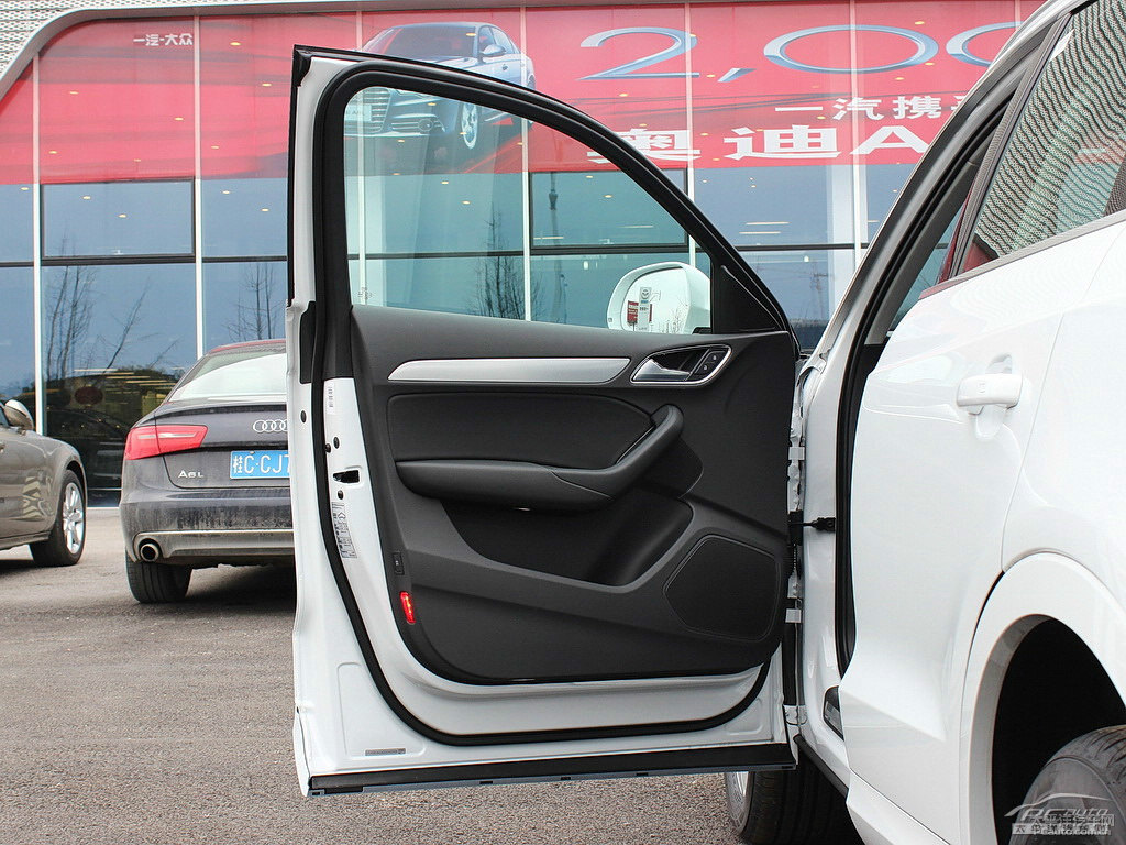 冰川白奧迪Q3車廂內(nèi)飾圖片