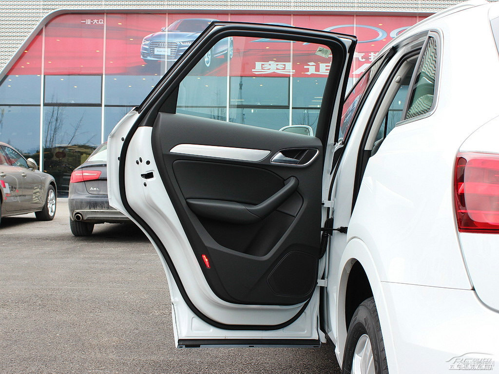 冰川白奧迪Q3車廂內(nèi)飾圖片