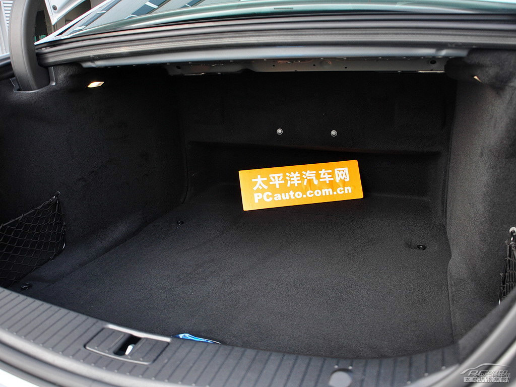 銥銀色奔馳S級后備廂空間圖片