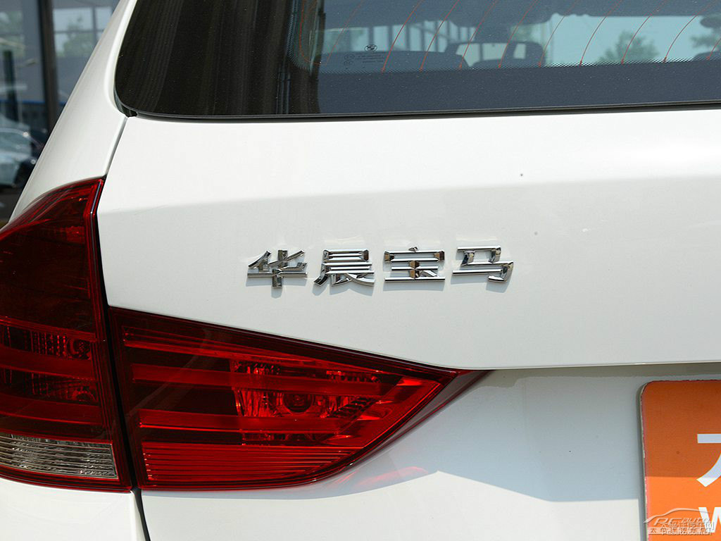 雪山白寶馬X1車尾外觀圖片