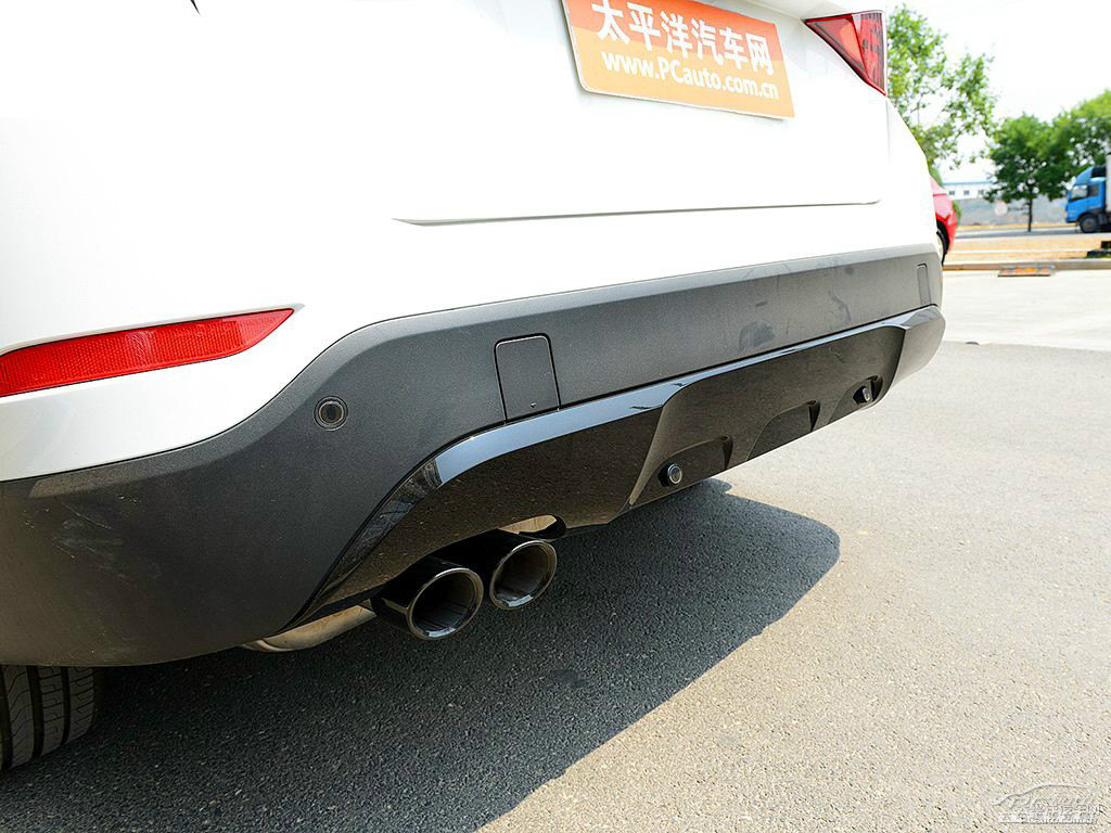 雪山白寶馬X1車尾外觀圖片