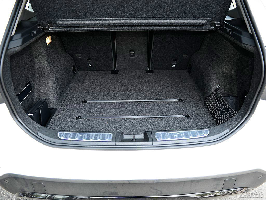雪山白寶馬X1后備廂空間圖片