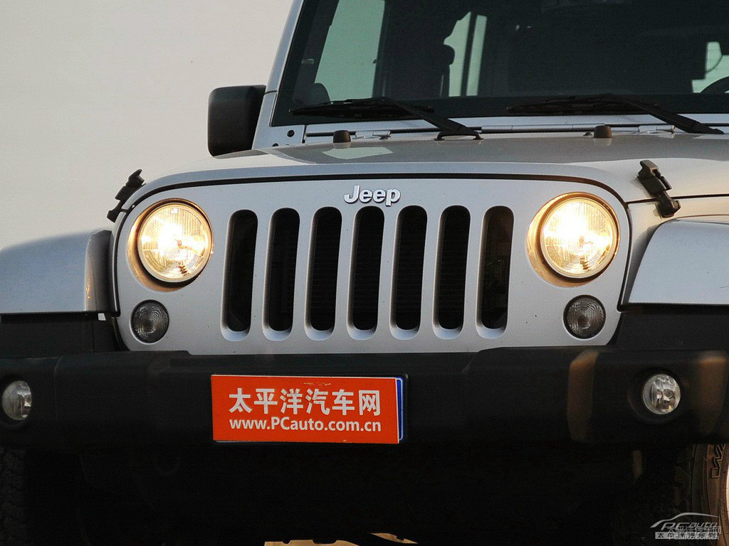 鋼坯金屬銀牧馬人車頭外觀圖片