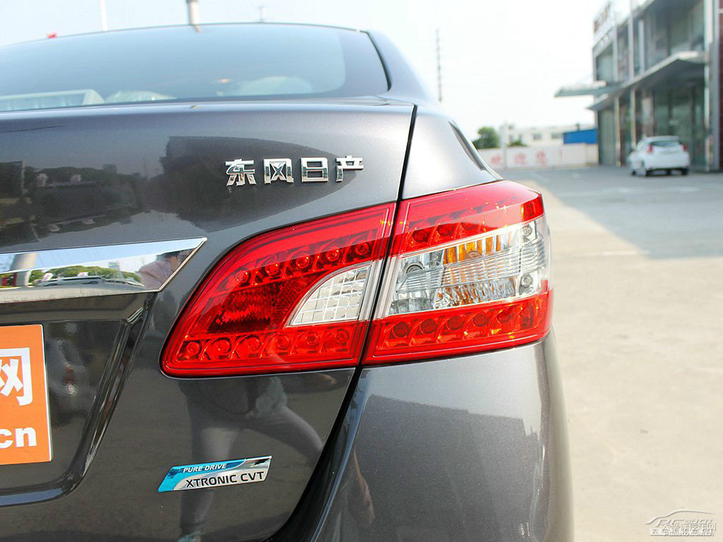 鉑金灰軒逸車尾外觀圖片
