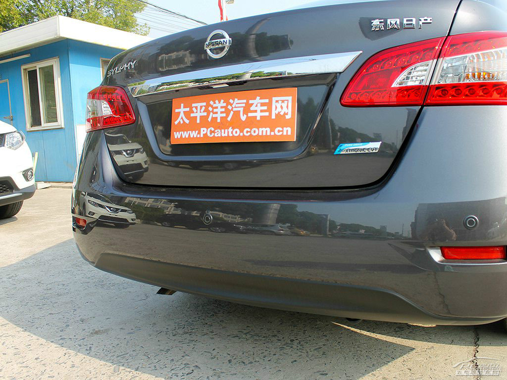 鉑金灰軒逸車尾外觀圖片
