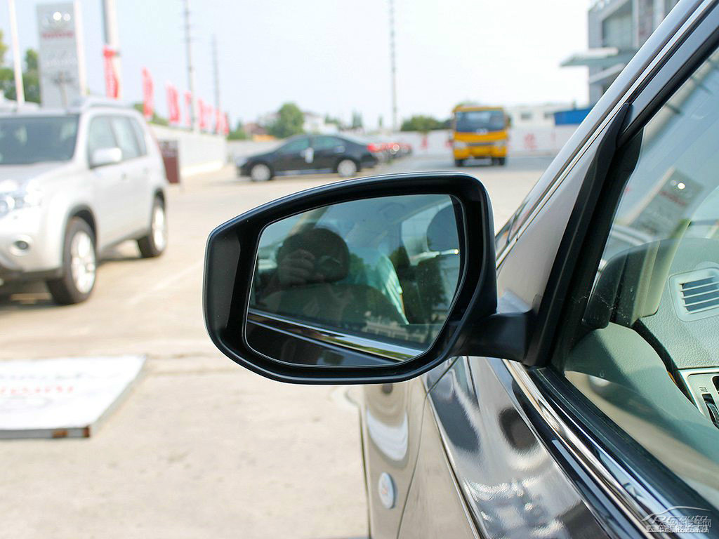 鉑金灰軒逸車身外觀圖片