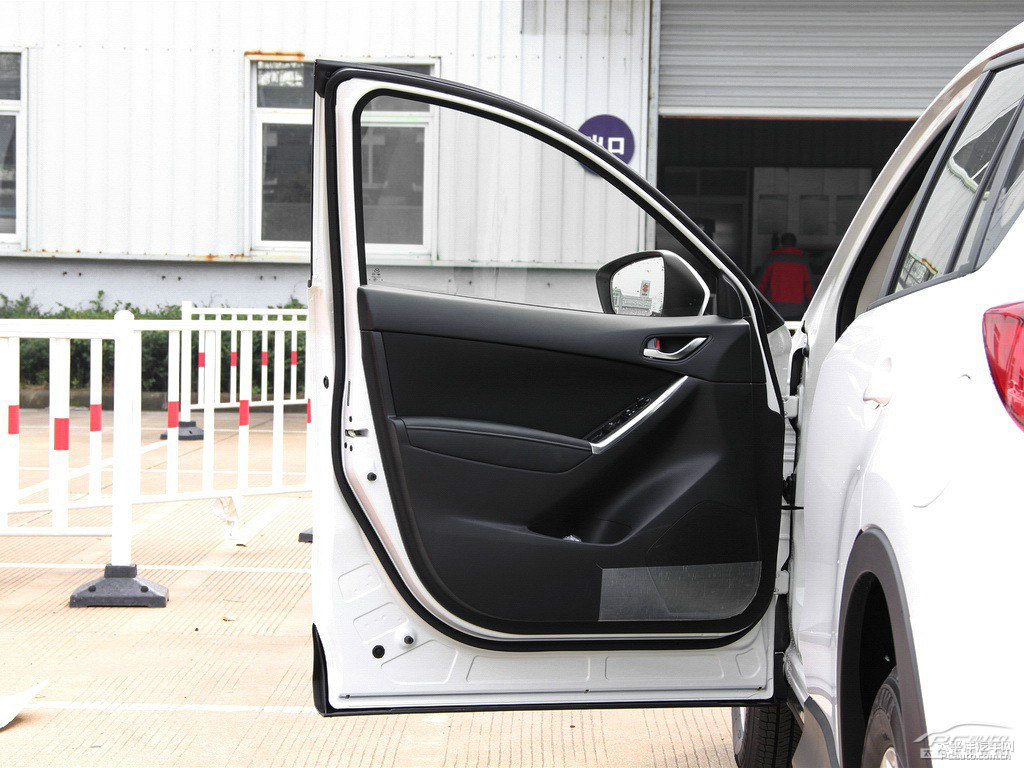 珠光白馬自達(dá)CX-5車廂內(nèi)飾圖片