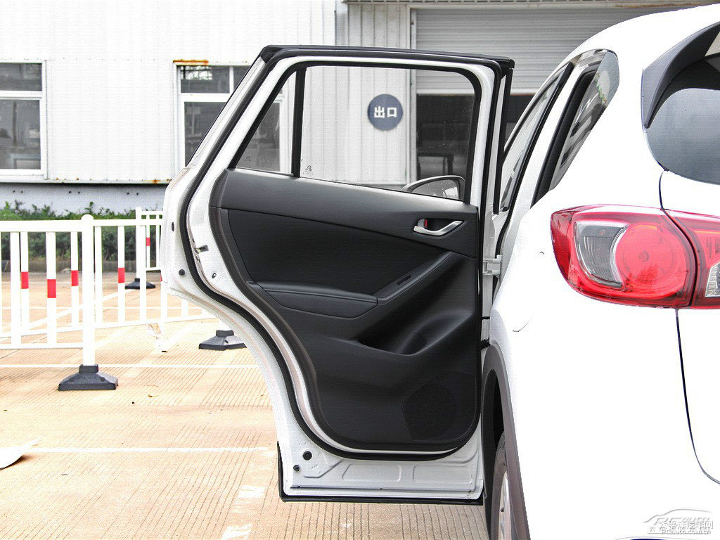 珠光白馬自達(dá)CX-5車廂內(nèi)飾圖片