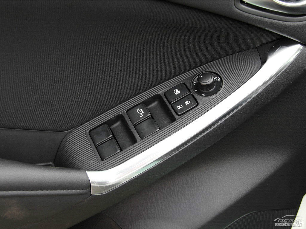 珠光白馬自達(dá)CX-5車廂內(nèi)飾圖片
