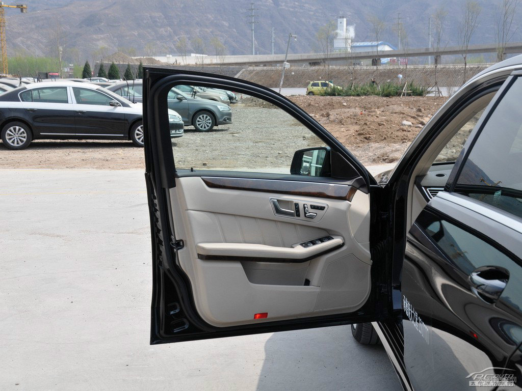 黑銅灰奔馳E級車廂內(nèi)飾圖片