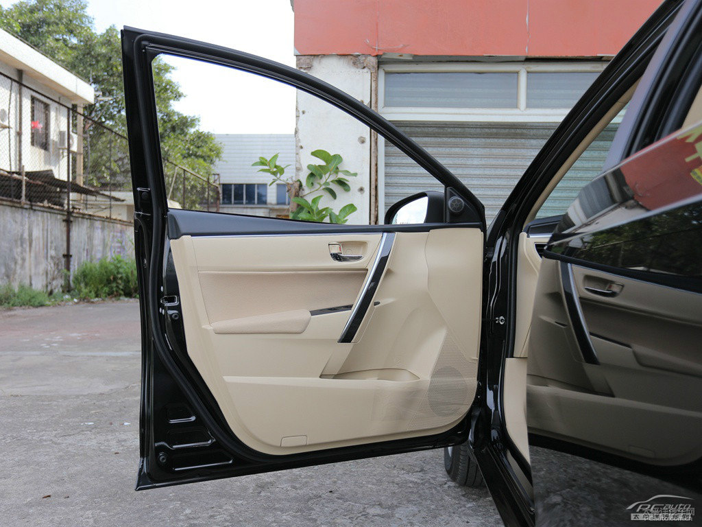黑云母色卡羅拉車廂內(nèi)飾圖片