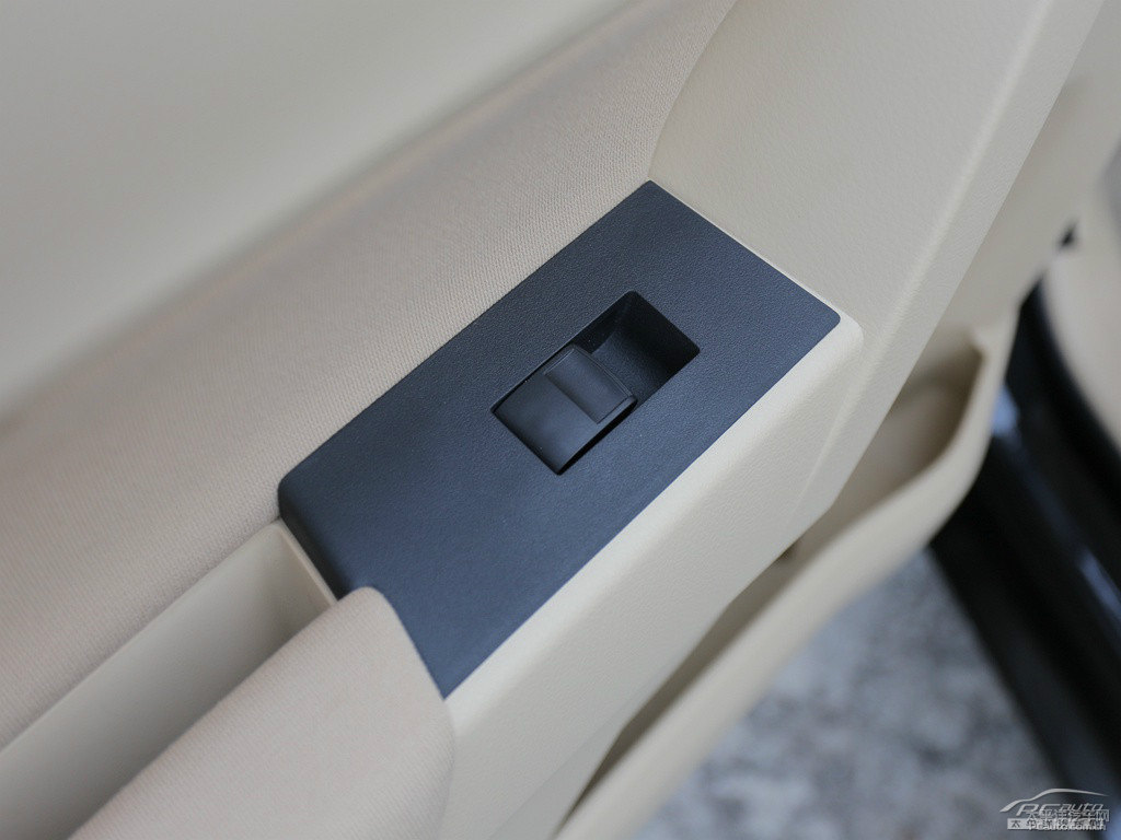 黑云母色卡羅拉車廂內(nèi)飾圖片