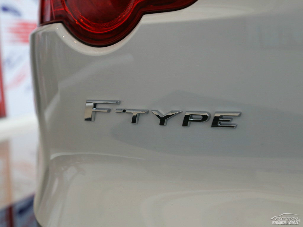極光白捷豹F-TYPE車尾外觀圖片