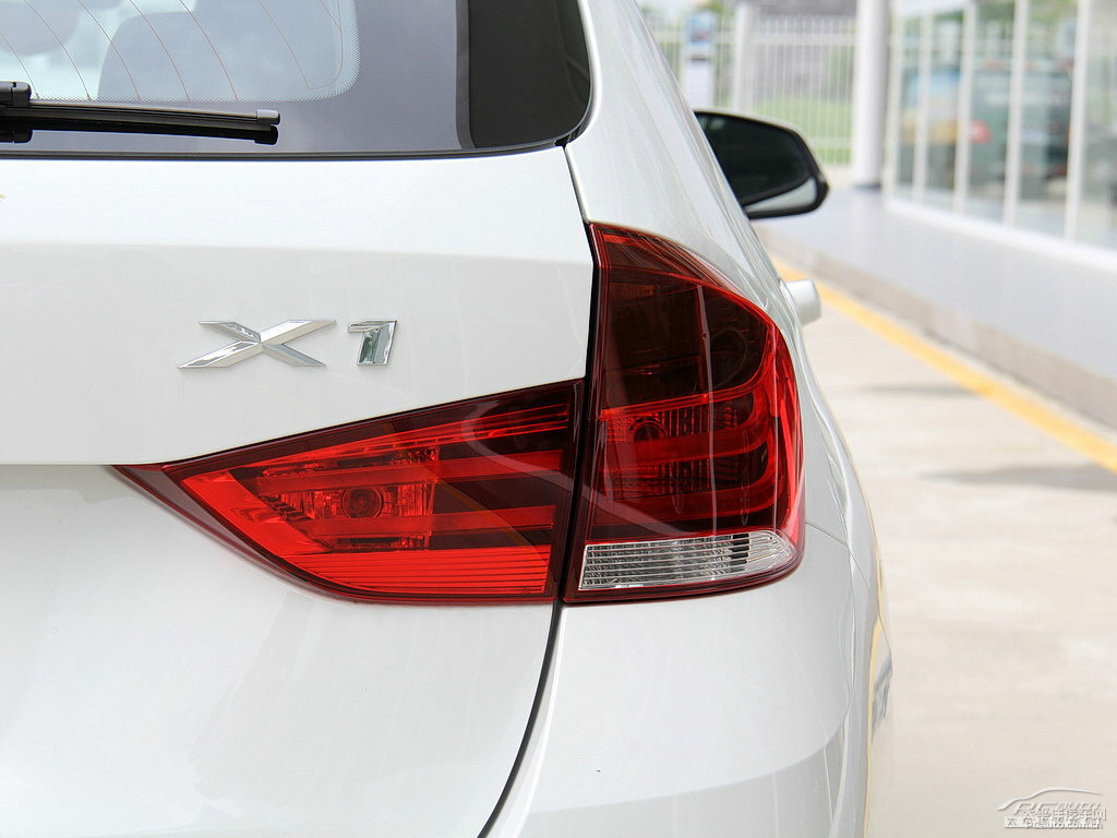 雪山白寶馬X1車尾外觀圖片