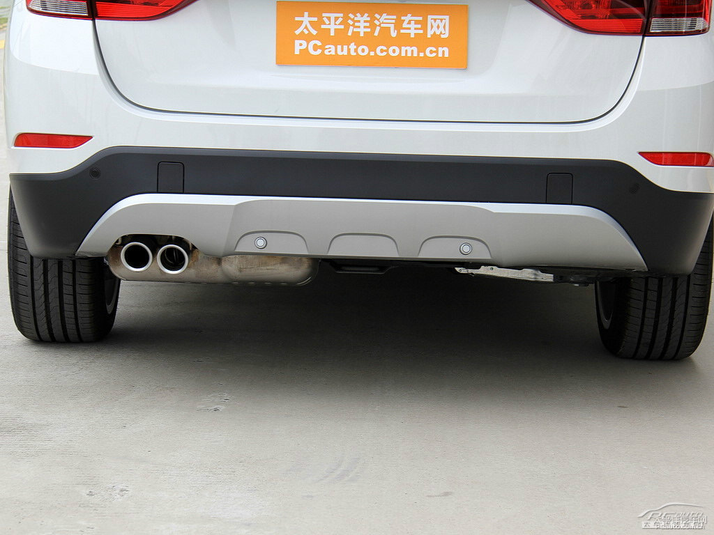 雪山白寶馬X1車尾外觀圖片