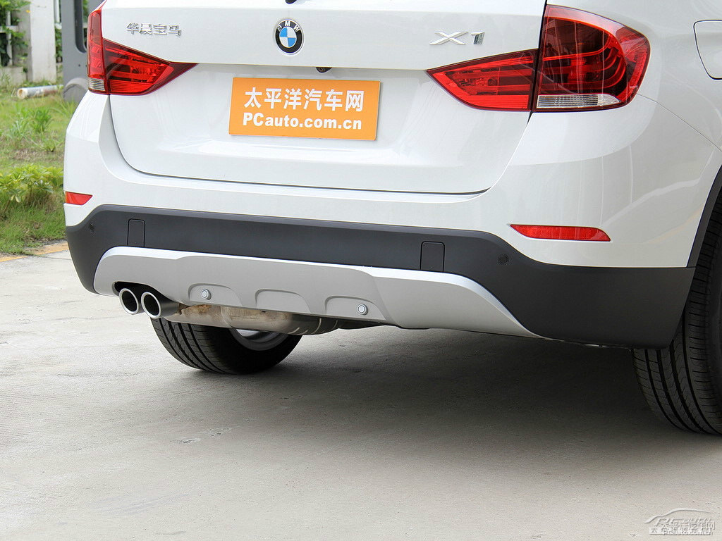 雪山白寶馬X1車尾外觀圖片