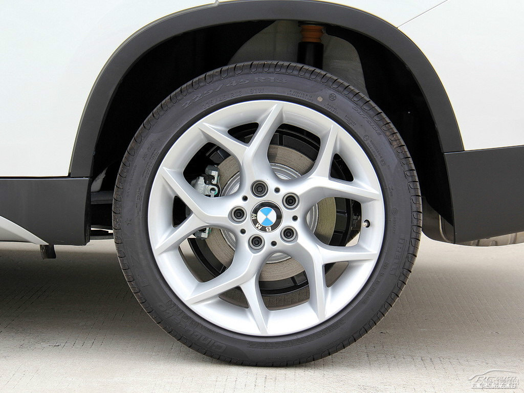 雪山白寶馬X1車身外觀圖片