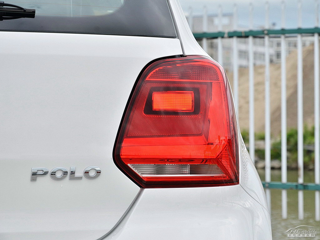 極地白大眾Polo車尾外觀圖片
