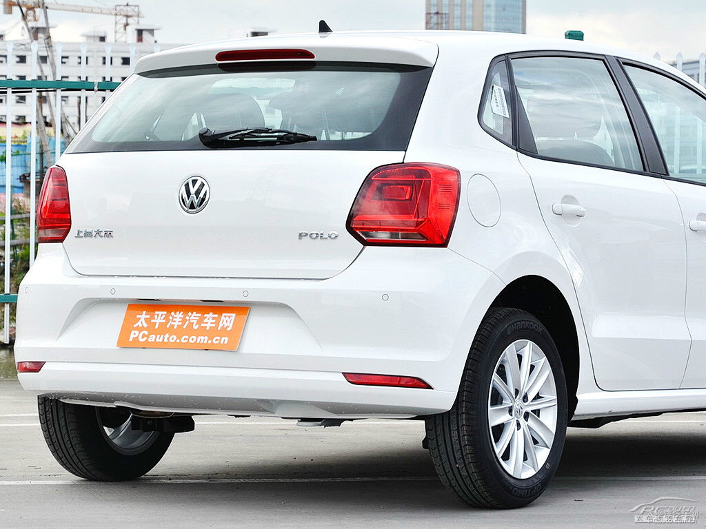 極地白大眾Polo車尾外觀圖片