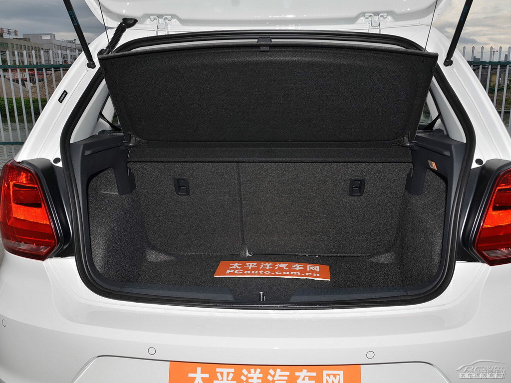 極地白大眾Polo后備廂空間圖片