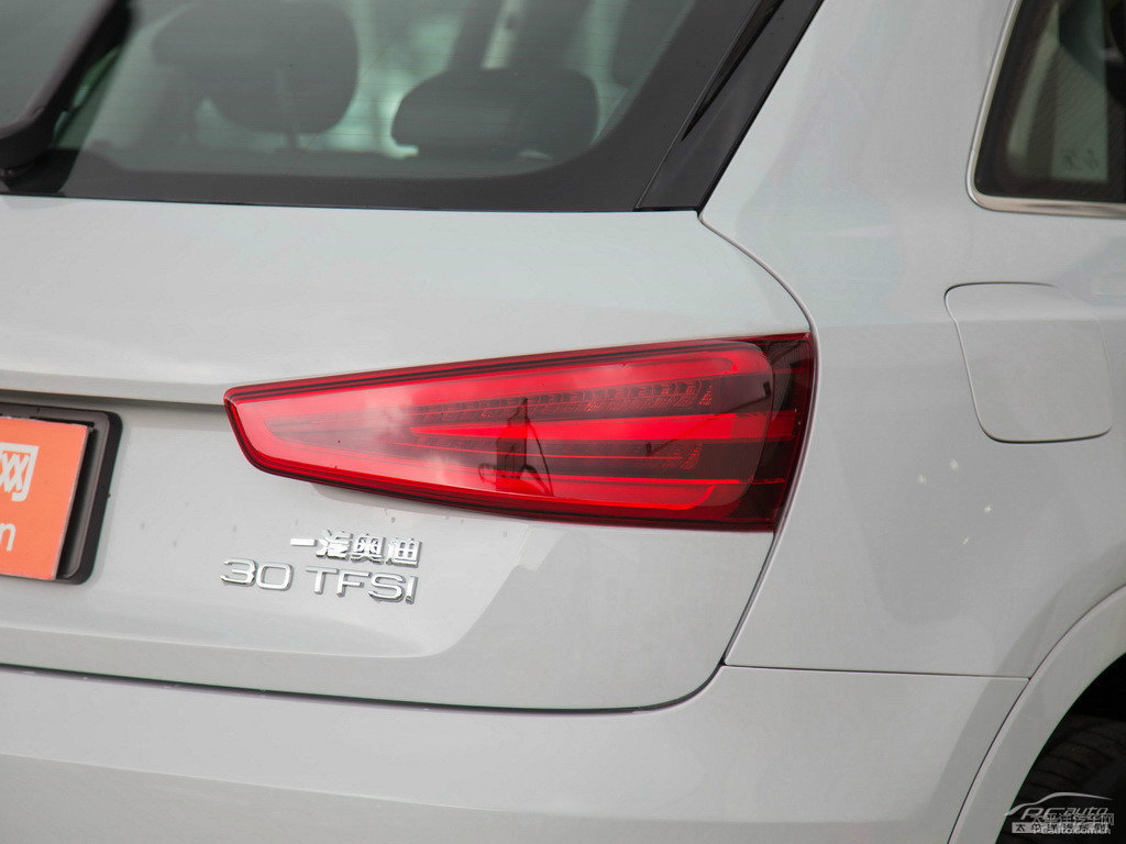 冰川白奧迪Q3車(chē)尾外觀圖片