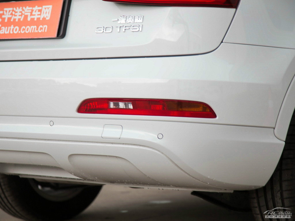 冰川白奧迪Q3車(chē)尾外觀圖片