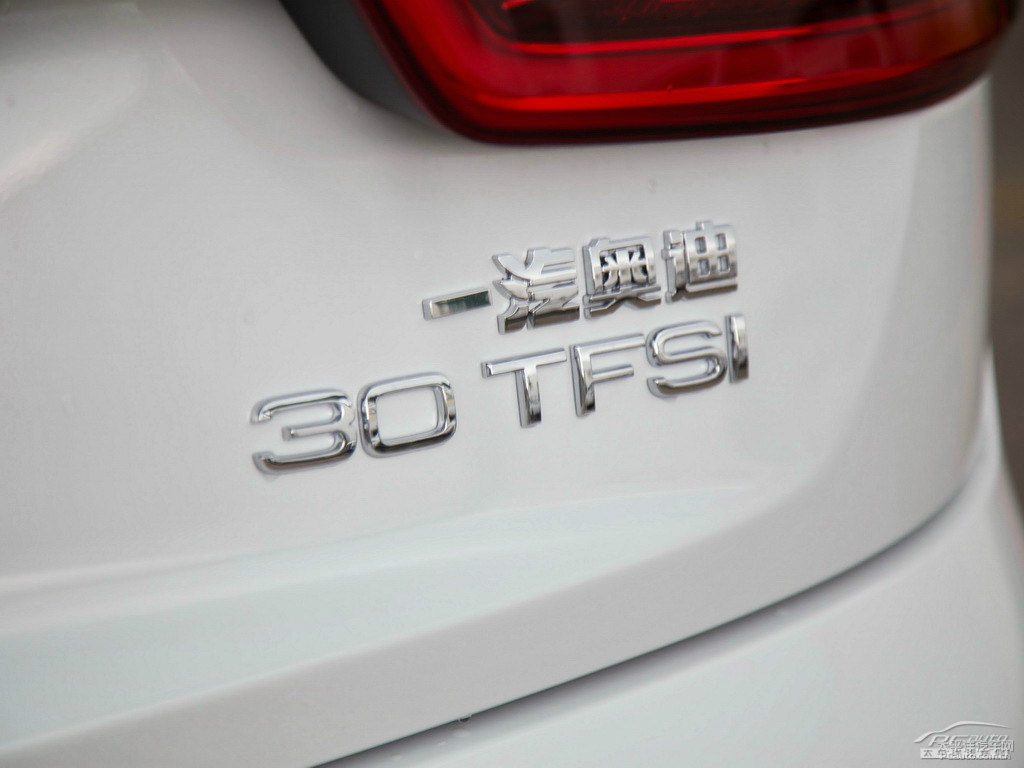 冰川白奧迪Q3車尾外觀圖片
