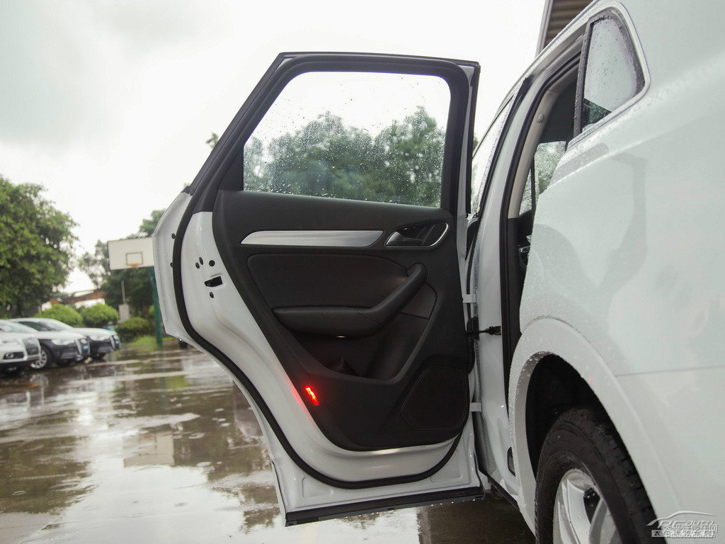冰川白奧迪Q3車廂內(nèi)飾圖片