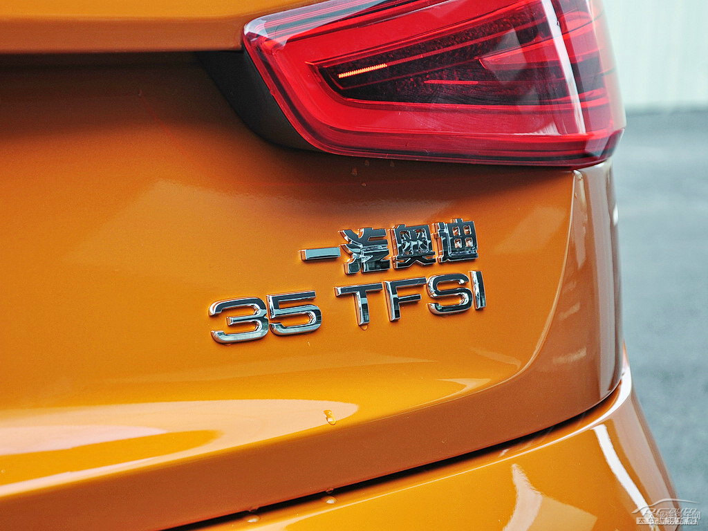 薩摩亞橙奧迪Q3車尾外觀圖片