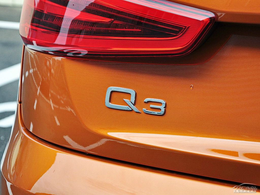 薩摩亞橙奧迪Q3車尾外觀圖片