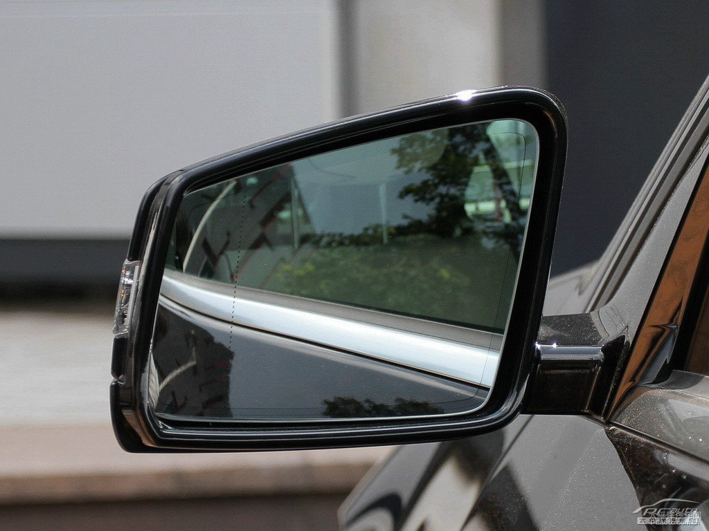 曜巖黑奔馳E級車身外觀圖片