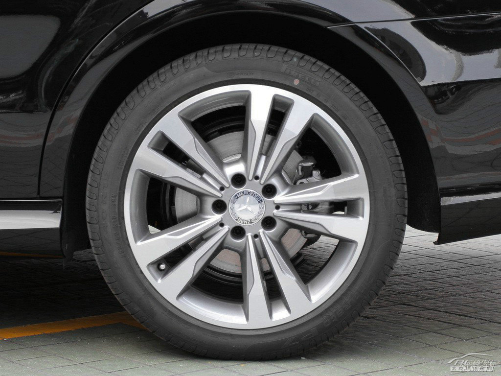 曜巖黑奔馳E級車身外觀圖片