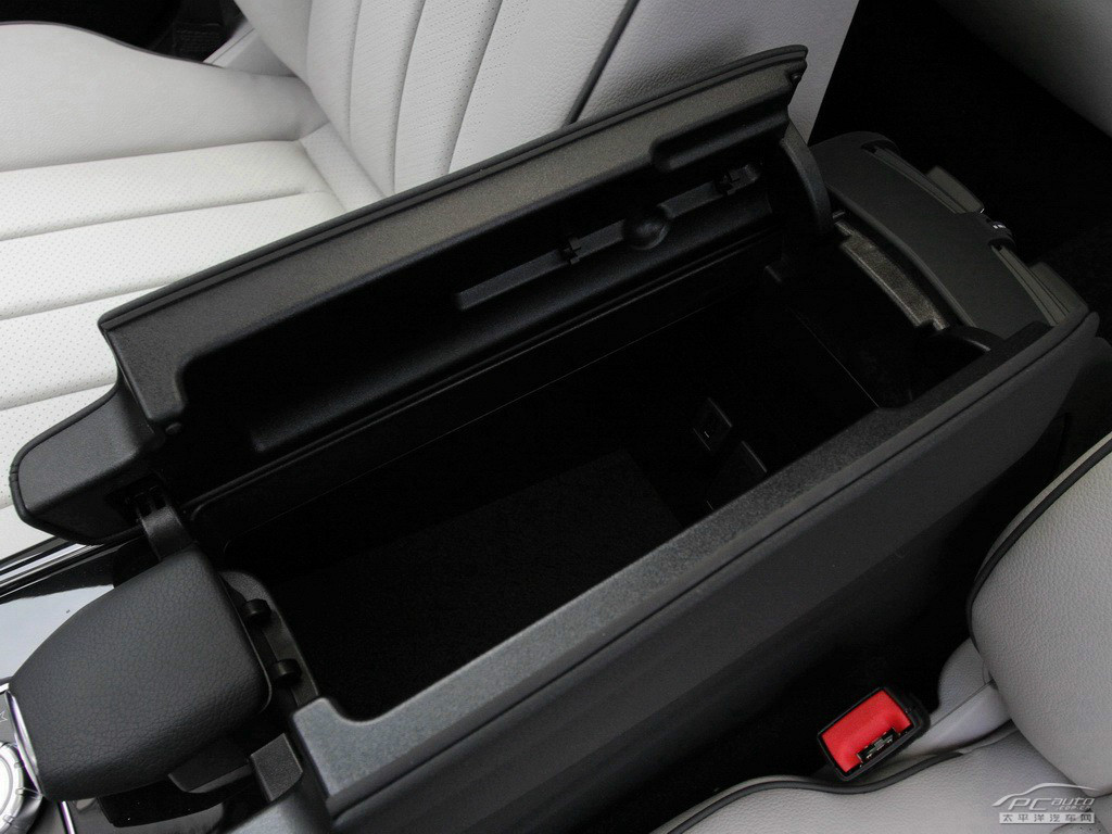 奔馳E級(jí)空間高清大圖