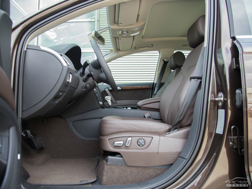 奧迪Q7空間高清大圖