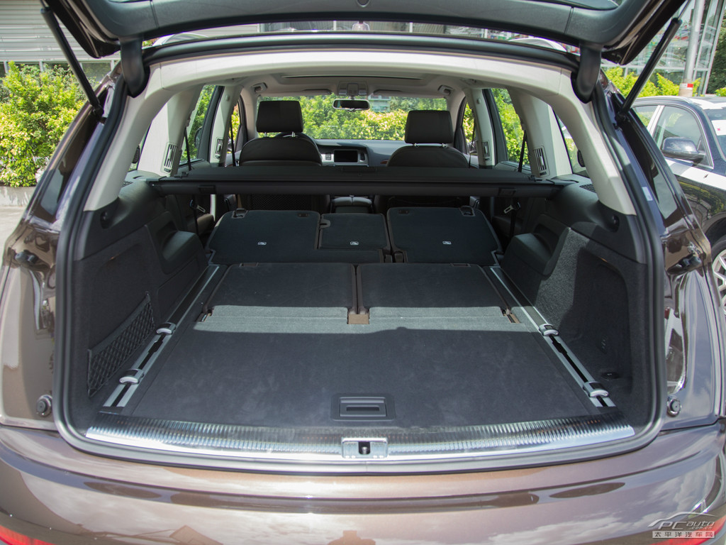 奧迪Q7空間高清大圖