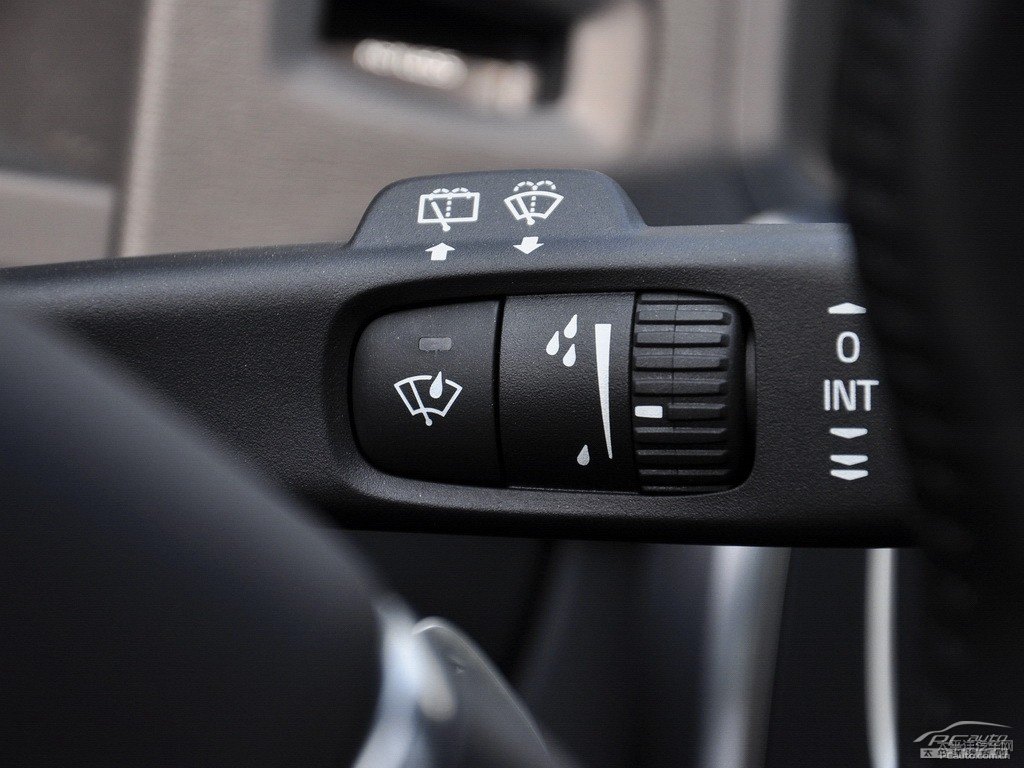動力藍沃爾沃V60中控內飾圖片