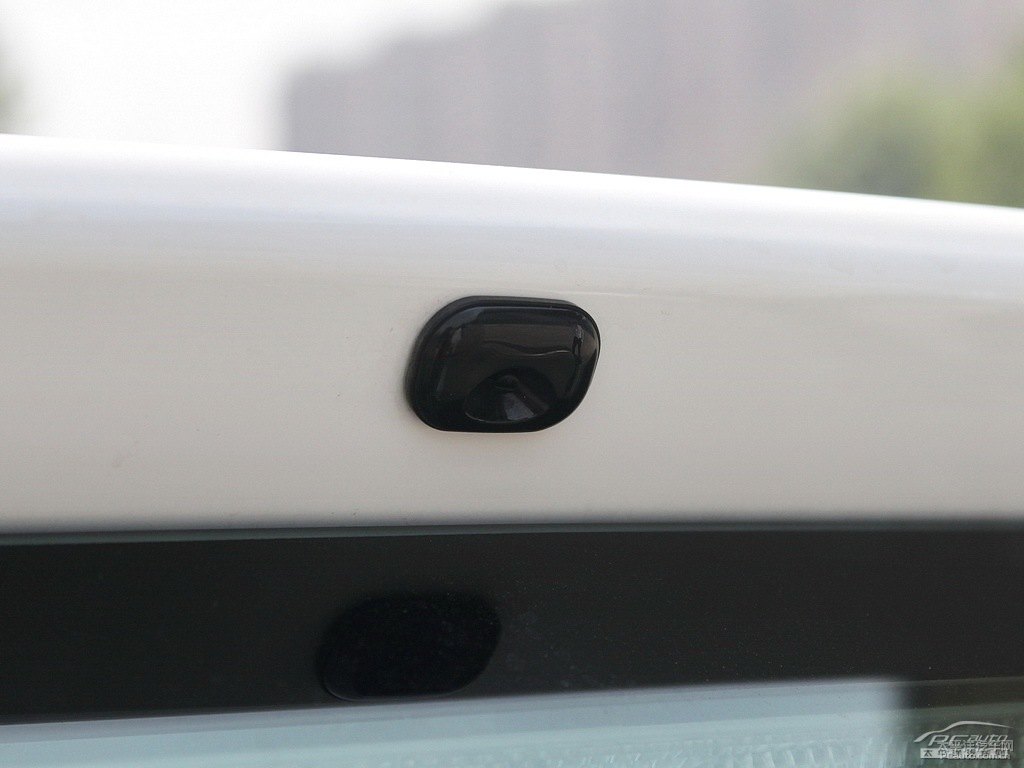 天際白YARiS L 致炫車尾外觀圖片