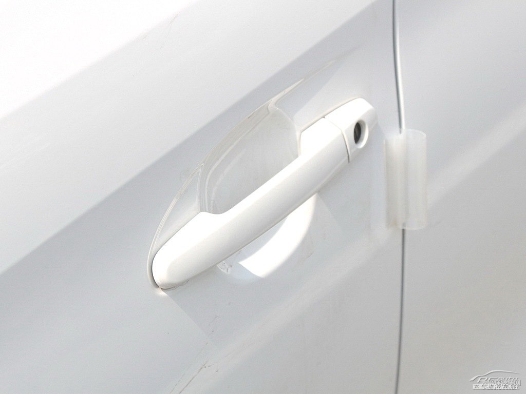 天際白YARiS L 致炫車身外觀圖片