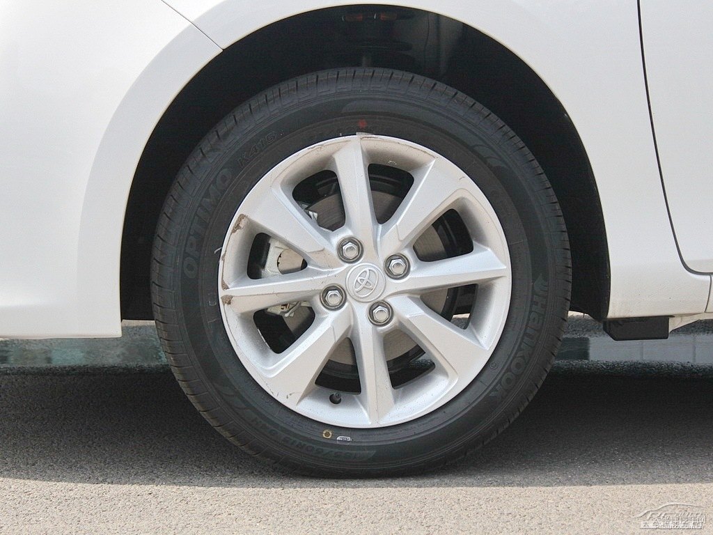 天際白YARiS L 致炫車身外觀圖片
