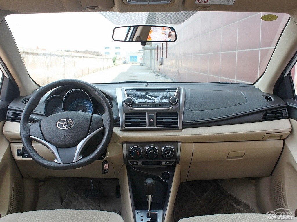 天際白YARiS L 致炫中控內(nèi)飾圖片