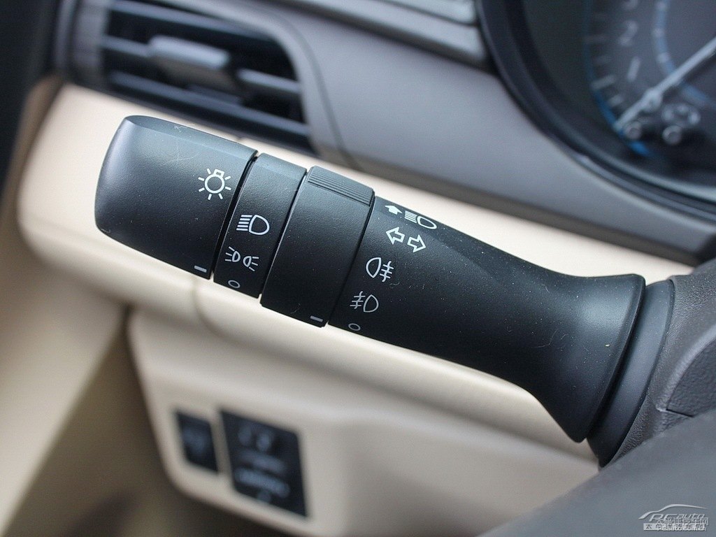 天際白YARiS L 致炫中控內(nèi)飾圖片