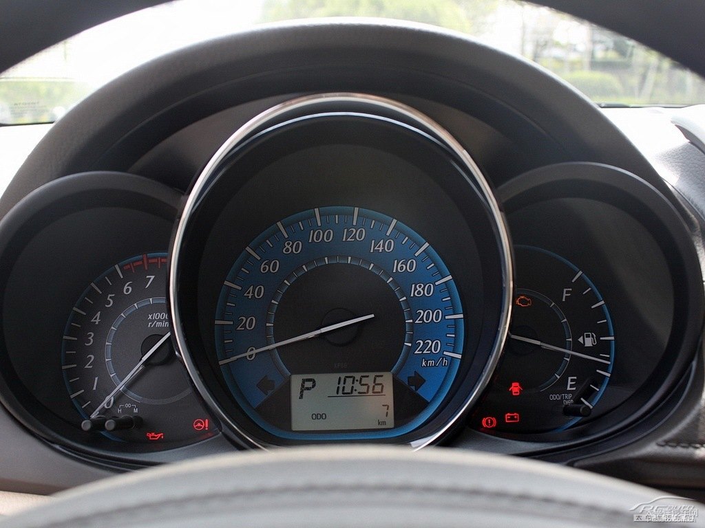 天際白YARiS L 致炫中控內(nèi)飾圖片