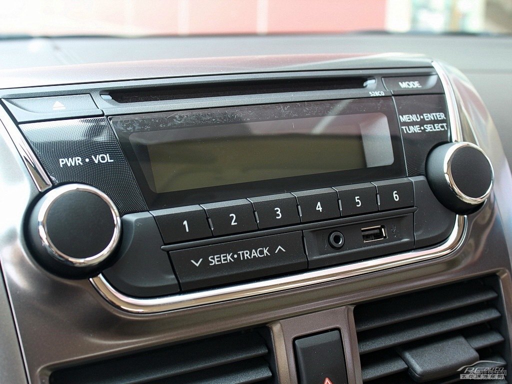 天際白YARiS L 致炫中控內(nèi)飾圖片